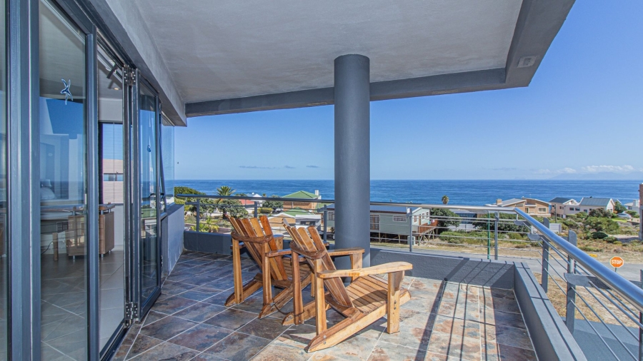 4 Bedroom Property for Sale in Perlemoenbaai Western Cape